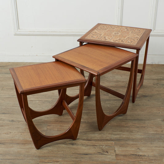 Astro セラミックタイルトップ ネストテーブル (3651D)