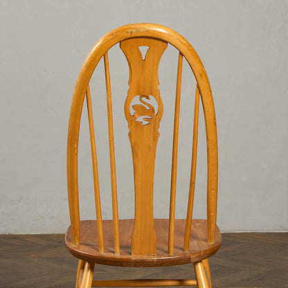 スワンバックチェア ラウンドメタルラベル