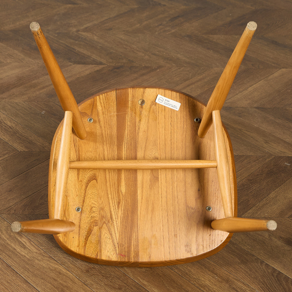 スワンバックチェア ラウンドメタルラベル