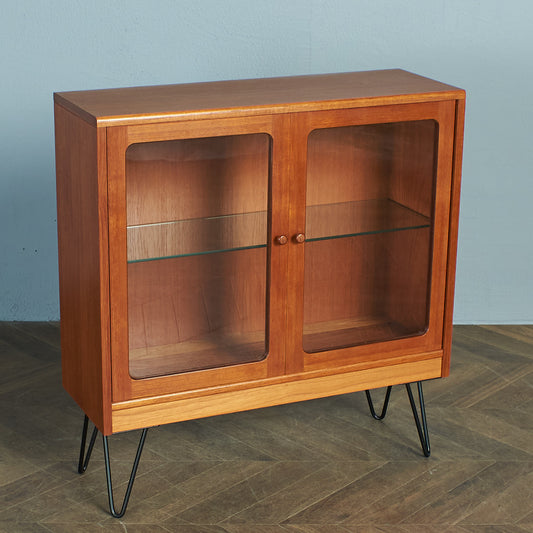 Fresco ガラスキャビネット / カスタム アイアンヘアピンレッグ