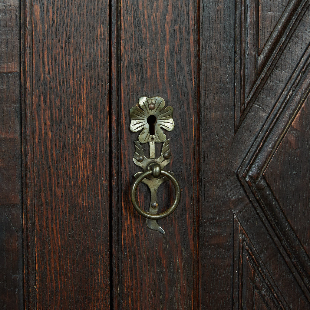 L465◆英国アンティーク◆重厚な古い木製キャビネット◆飾り棚C キャビネット 公式クラシックデモダン アンティーク家具