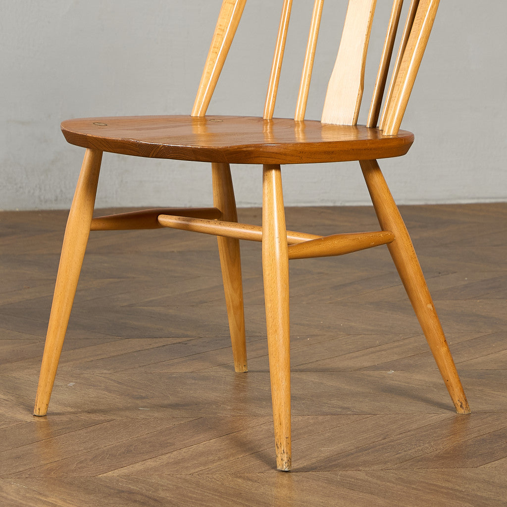 スワンバックチェア ラウンドメタルラベル