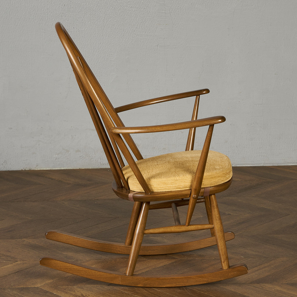 ヴィンテージ スワンバック ロッキングチェア ラウンド型メタルラベル