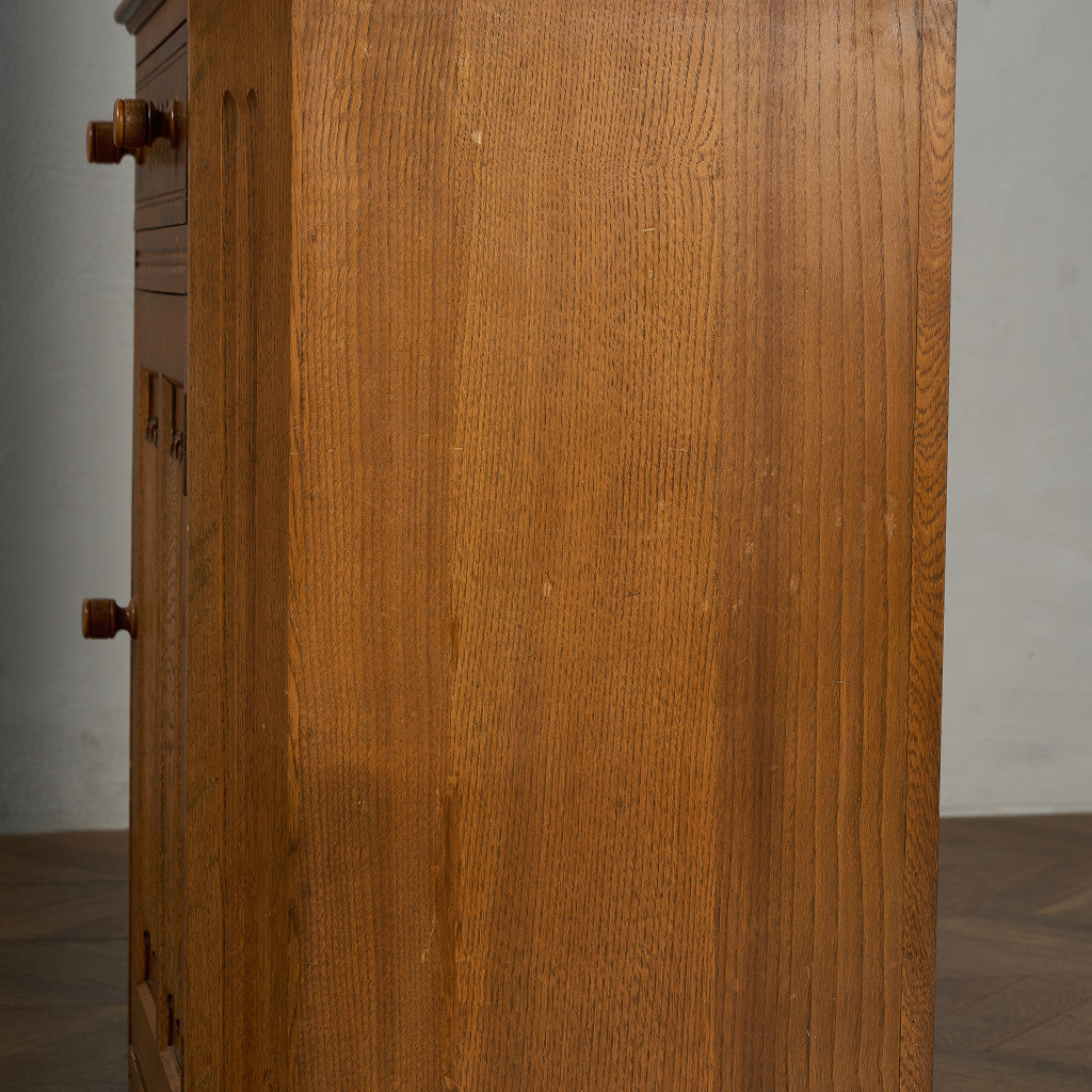 L. Marcus Ltd.  ウェルシュドレッサー 食器棚