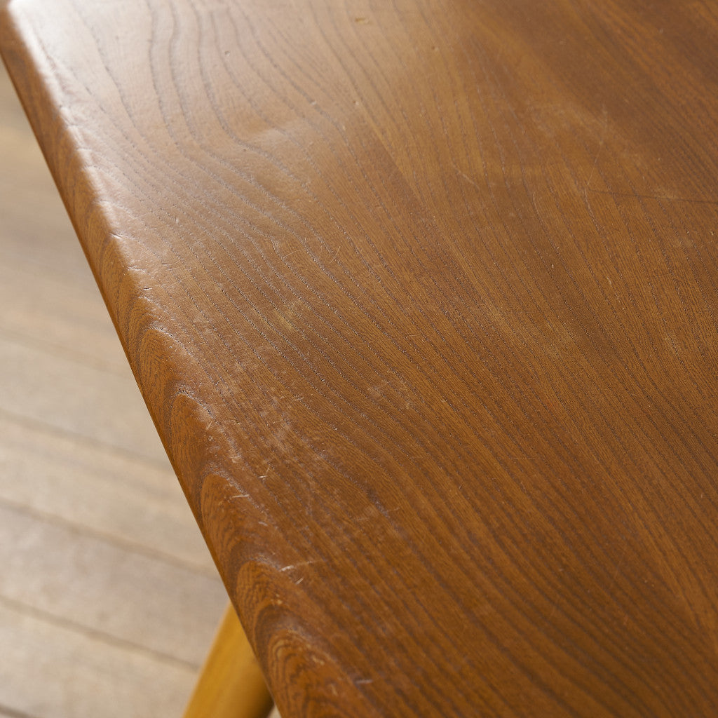 ブレックファストテーブル