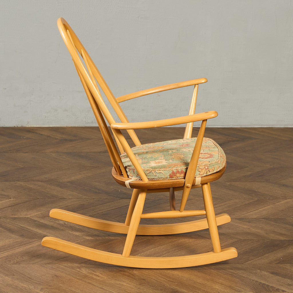 ヴィンテージ スワンバック ロッキングチェア ラウンド型メタルラベル