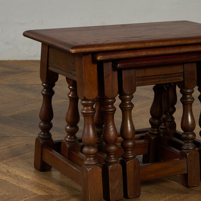 ネストテーブル