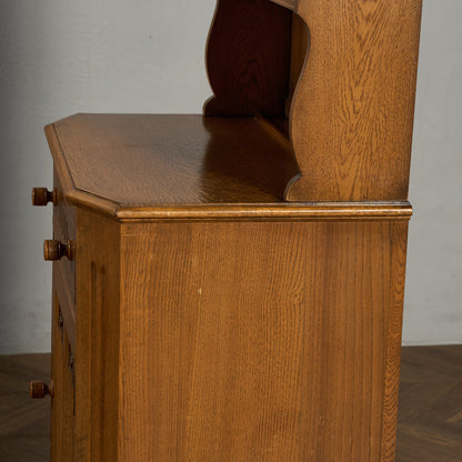 L. Marcus Ltd.  ウェルシュドレッサー 食器棚