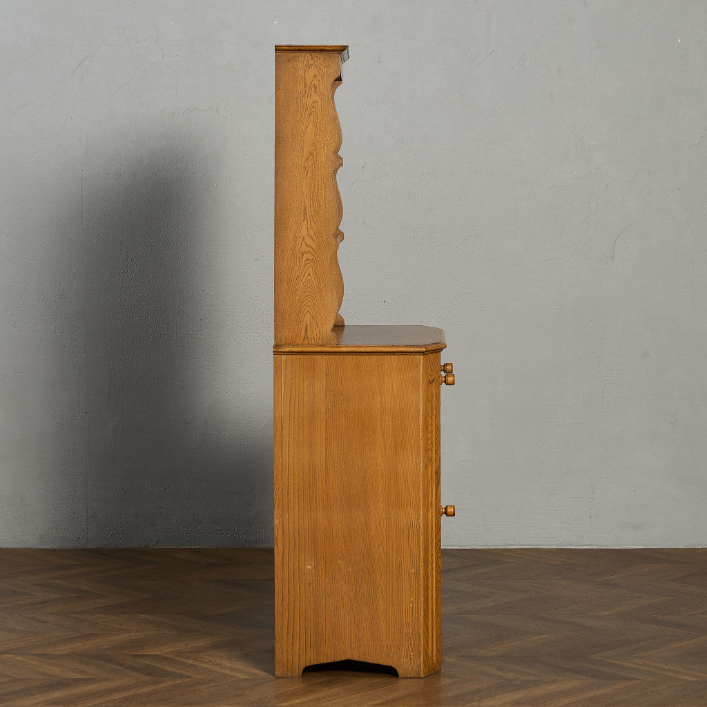 L. Marcus Ltd.  ウェルシュドレッサー 食器棚