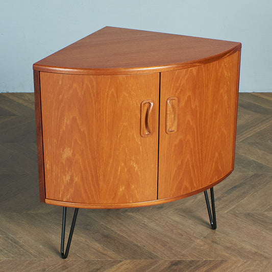 Fresco コーナーキャビネット / カスタムアイアンレッグ