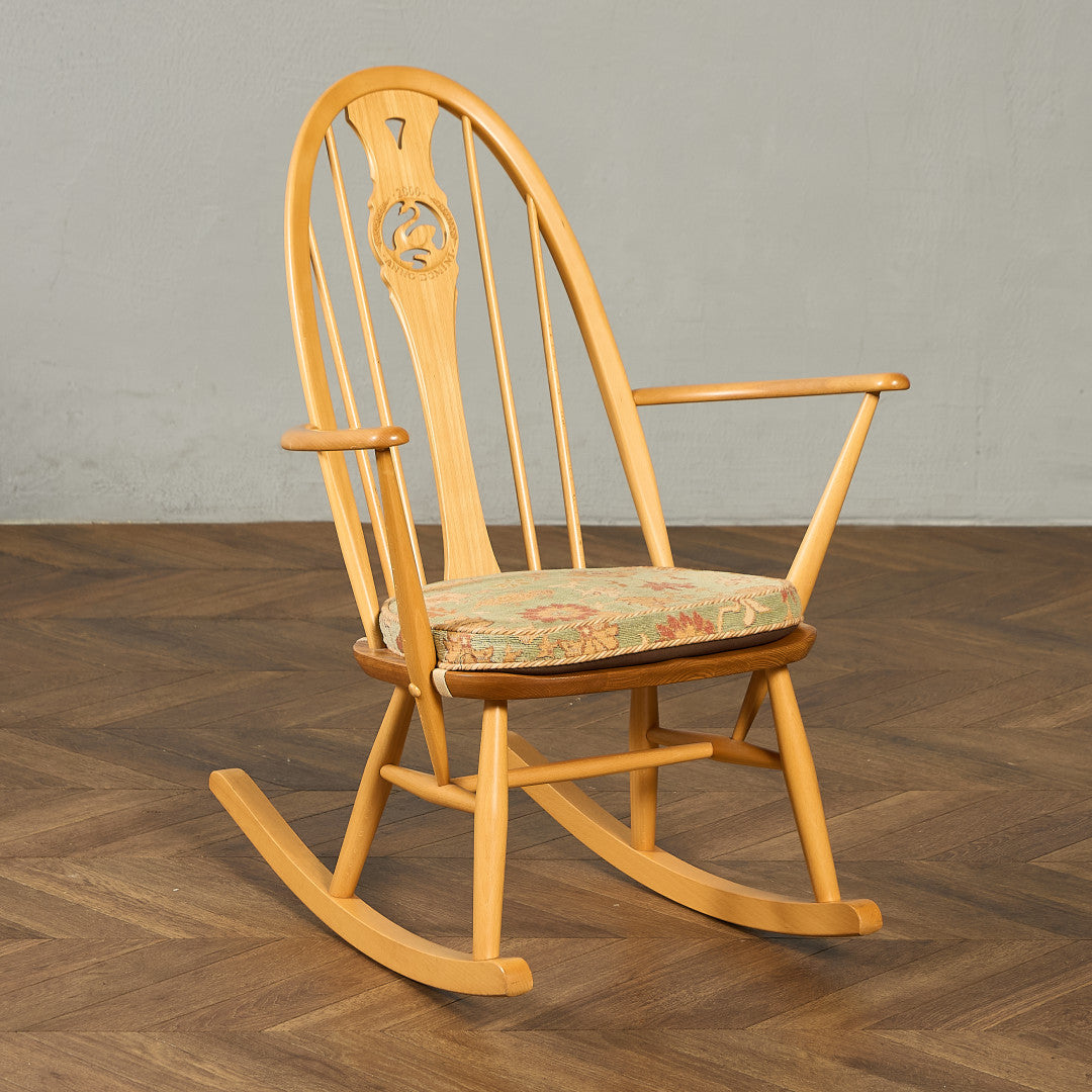 ヴィンテージ スワンバック ロッキングチェア ラウンド型メタルラベル