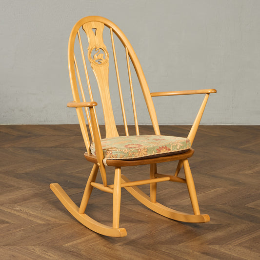 ヴィンテージ スワンバック ロッキングチェア ラウンド型メタルラベル