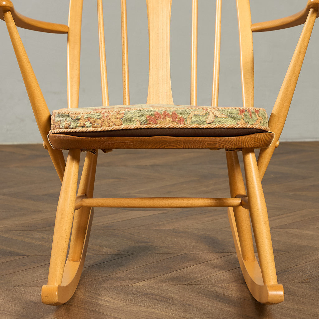 ヴィンテージ スワンバック ロッキングチェア ラウンド型メタルラベル