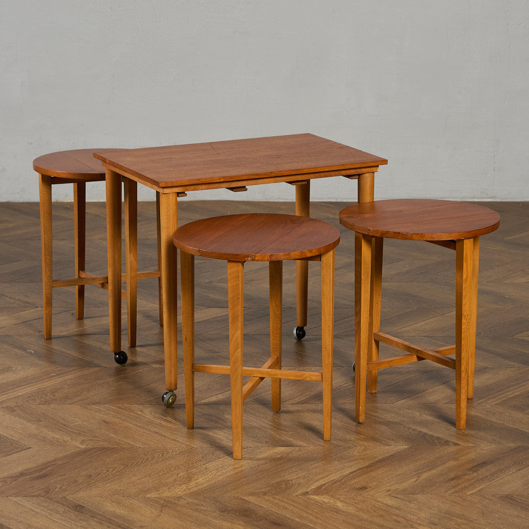 Novy Domov社 Poul Hundevad ネストテーブル