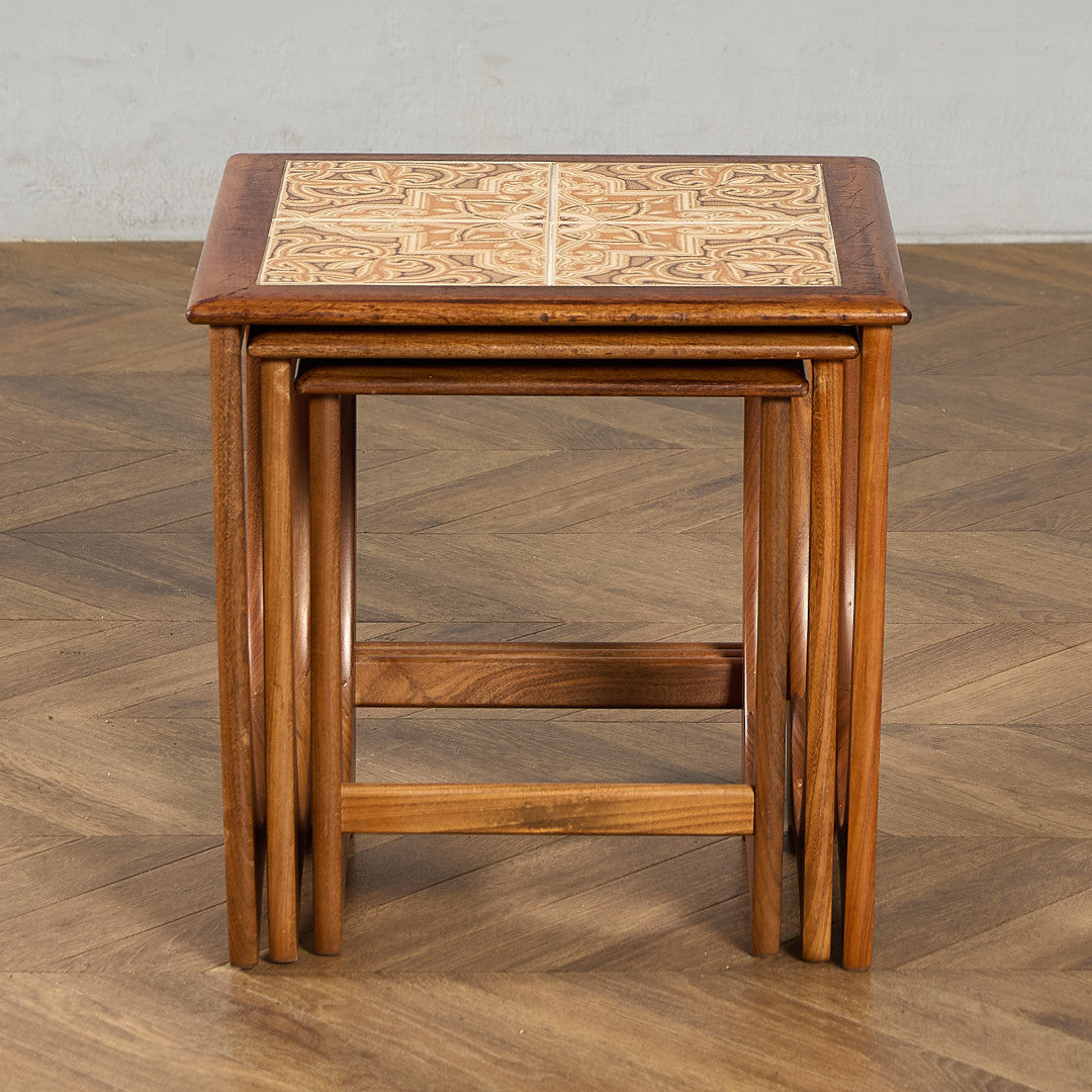 Astro タイルトップ ネストテーブル