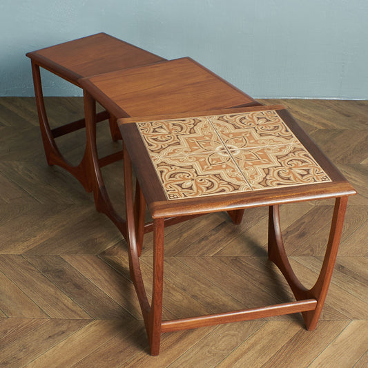 Astro セラミックタイルトップ ネストテーブル