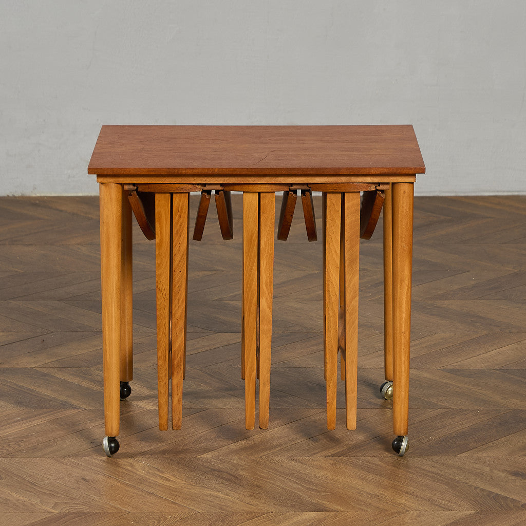 Novy Domov社 Poul Hundevad ネストテーブル