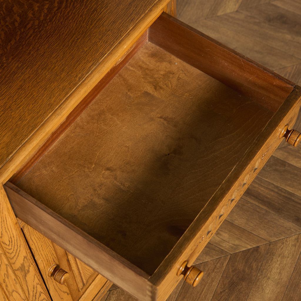 L. Marcus Ltd.  ウェルシュドレッサー 食器棚