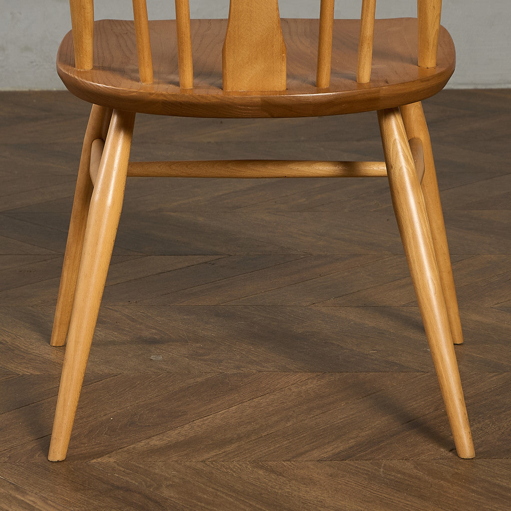 スワンバックチェア ラウンドメタルラベル