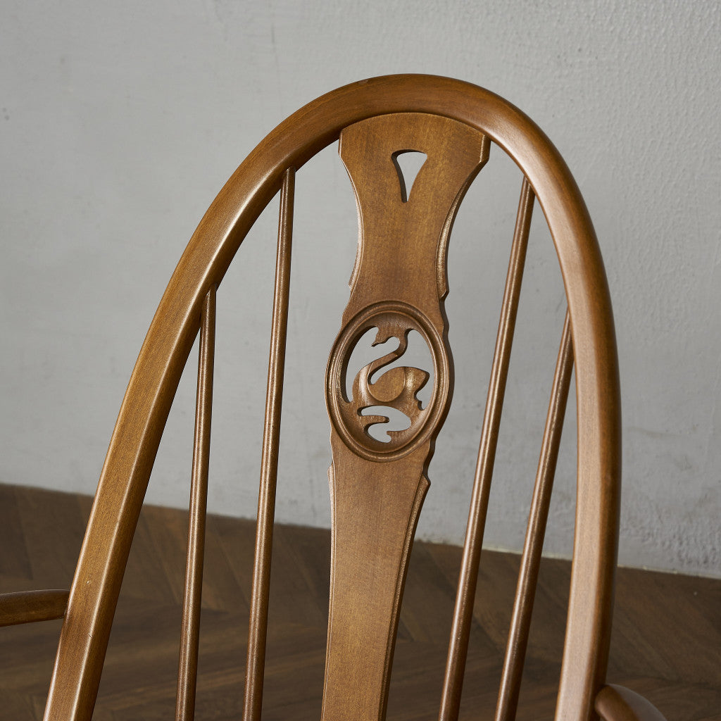 ヴィンテージ スワンバック ロッキングチェア ラウンド型メタルラベル