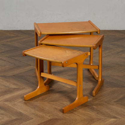 ルーマニア製 ヴィンテージ ネストテーブル