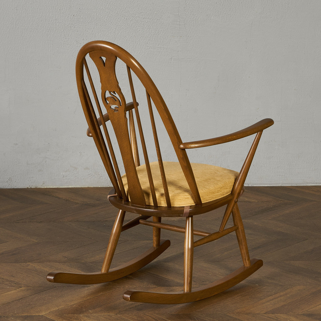 ヴィンテージ スワンバック ロッキングチェア ラウンド型メタルラベル