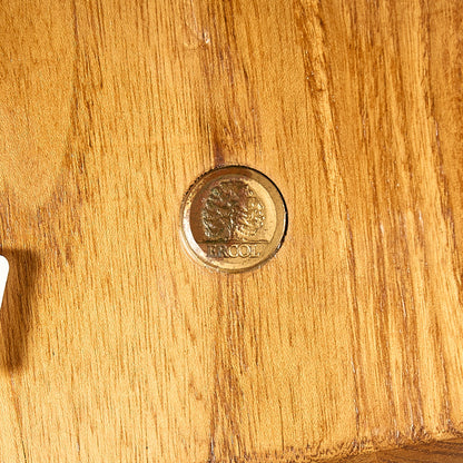 スワンバックチェア ラウンドメタルラベル