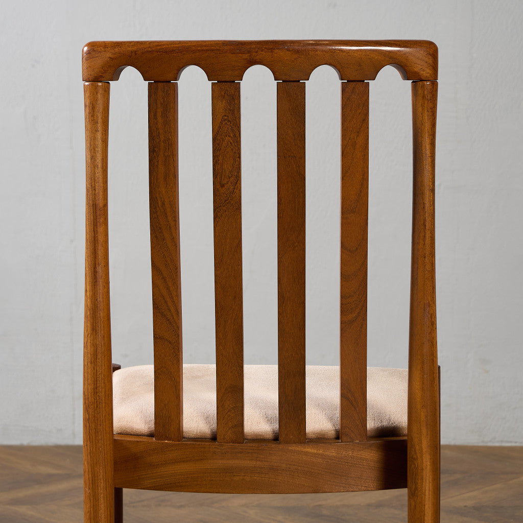 スラットバックチェア