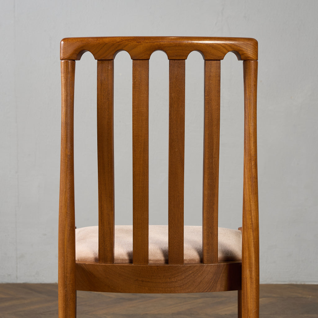 スラットバックチェア