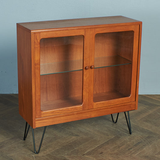 Fresco ガラスキャビネット / カスタム アイアンヘアピンレッグ