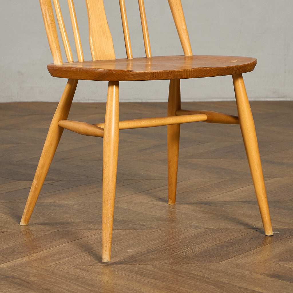 スワンバックチェア ラウンドメタルラベル