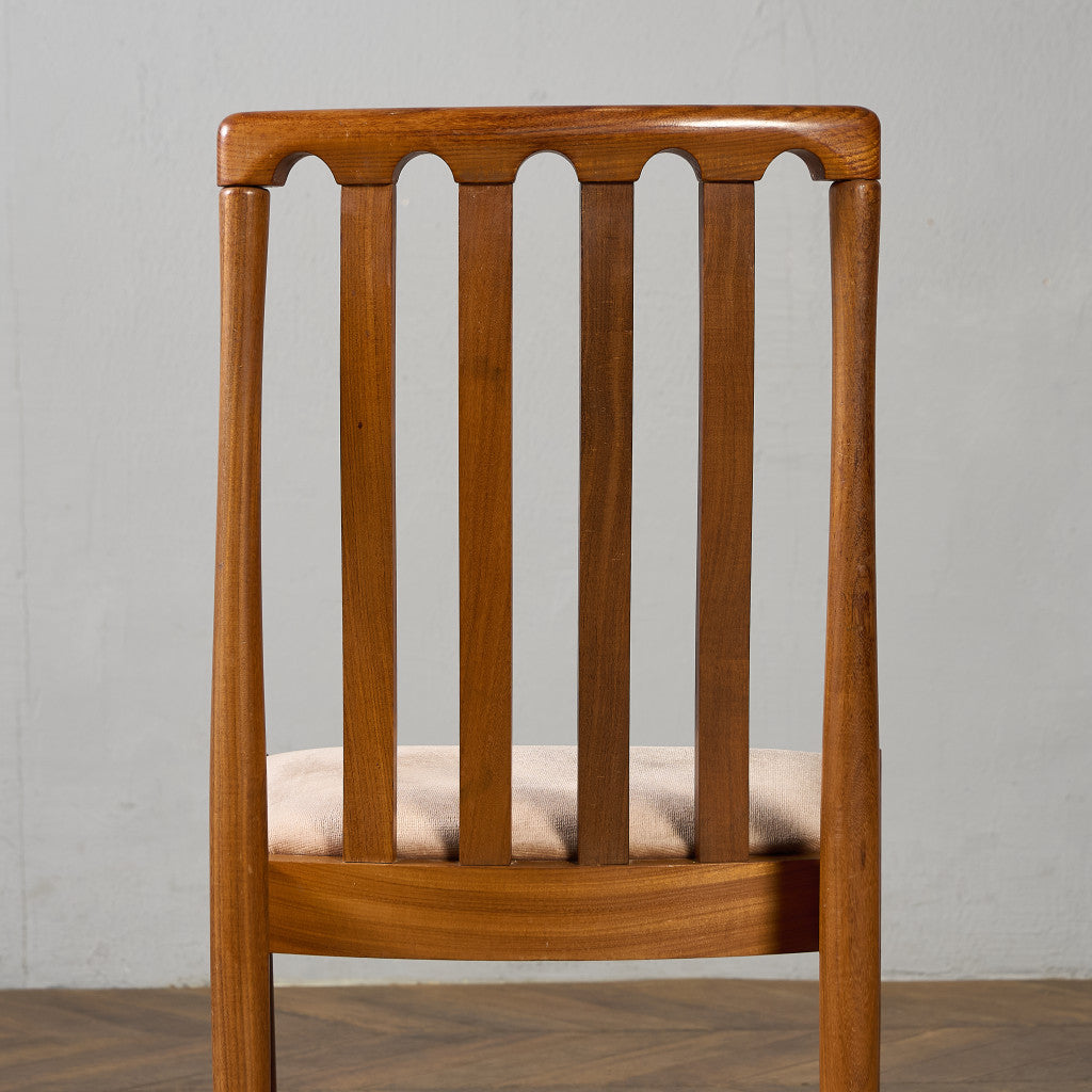 スラットバックチェア