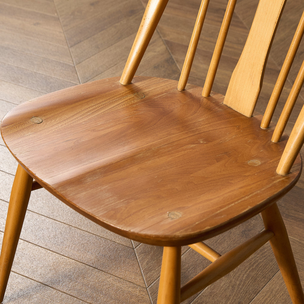 スワンバックチェア ラウンドメタルラベル