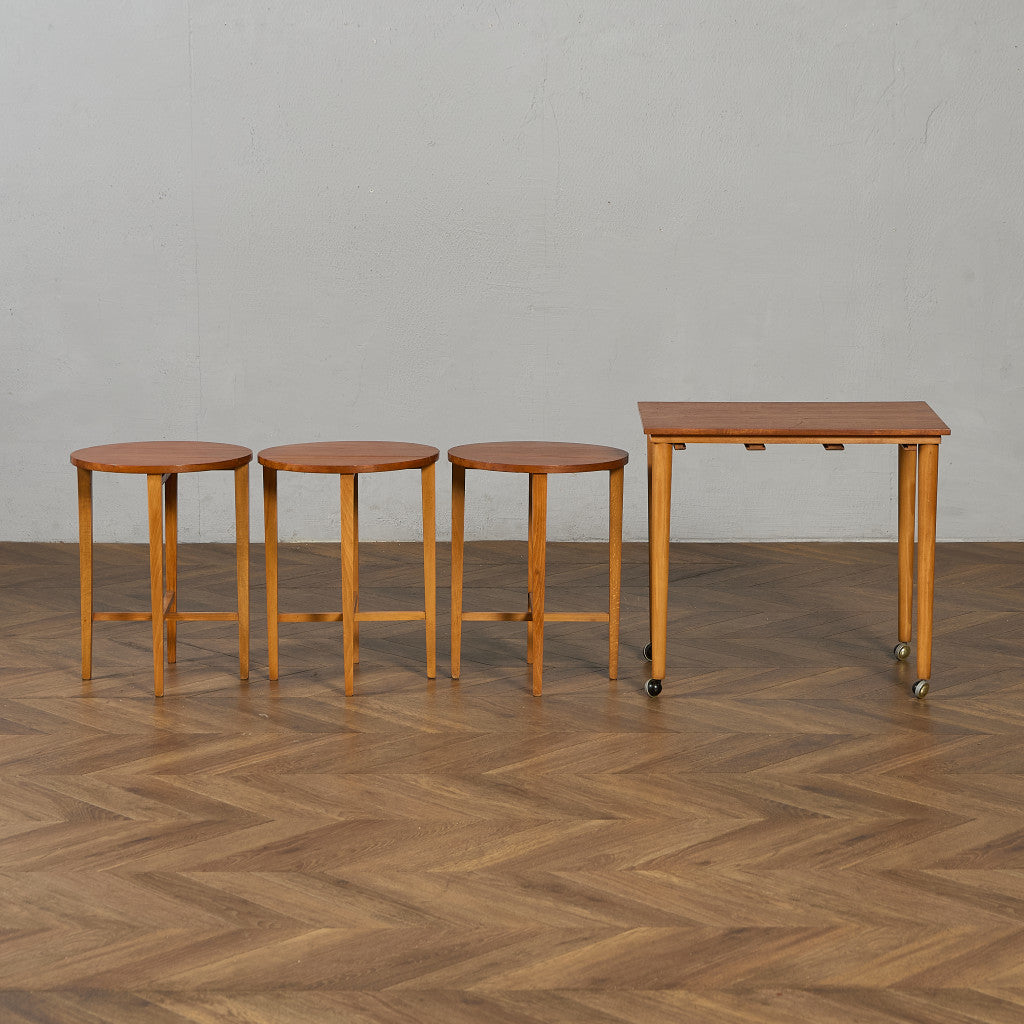 Novy Domov社 Poul Hundevad ネストテーブル