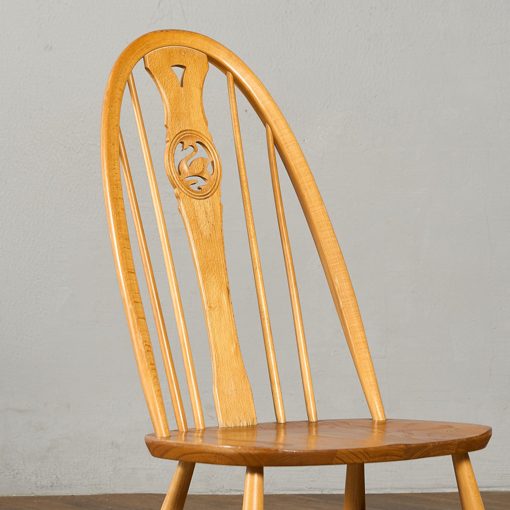 スワンバックチェア ラウンドメタルラベル