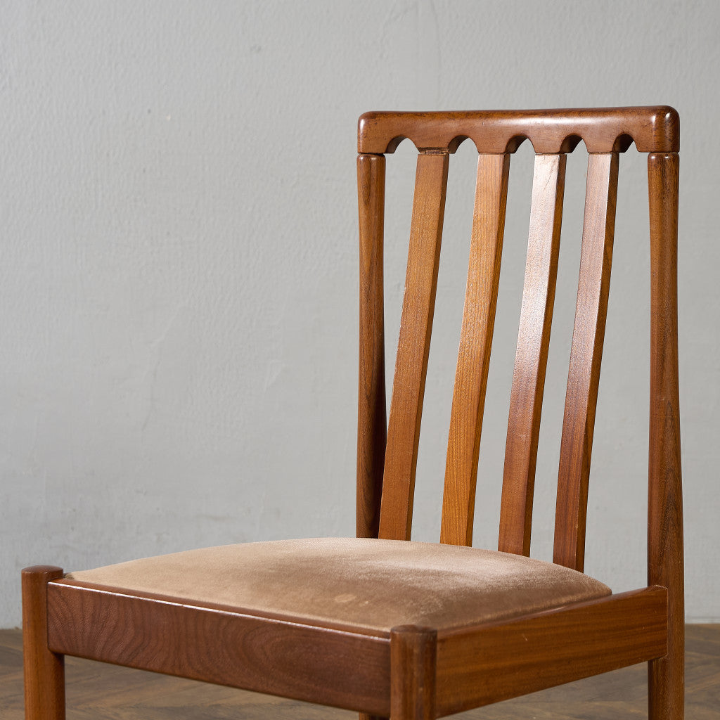 スラットバックチェア