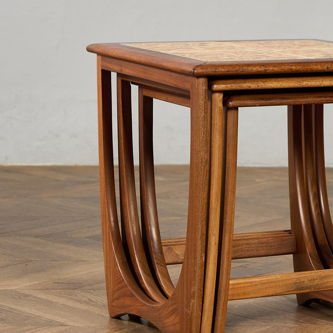 Astro タイルトップ ネストテーブル