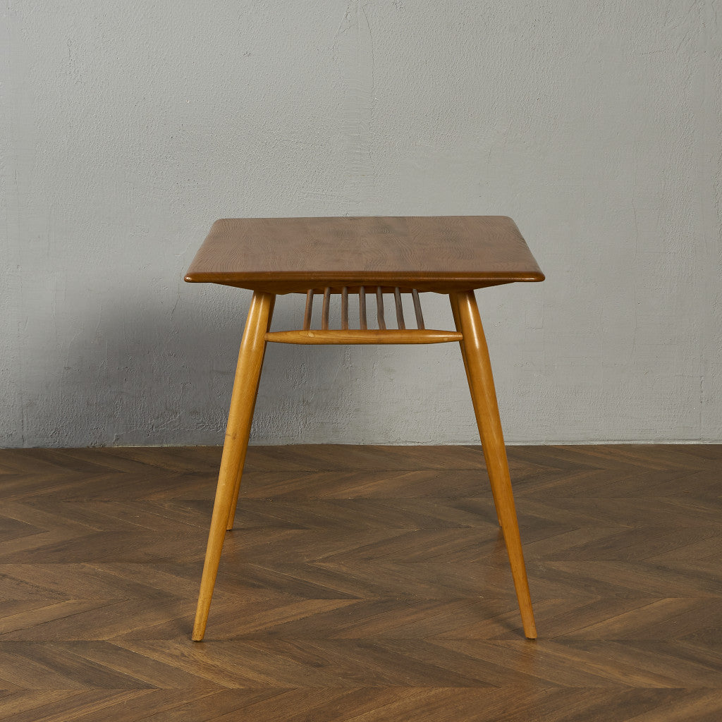 ブレックファストテーブル