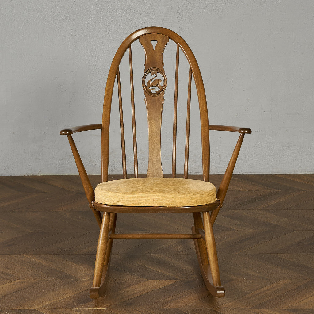 ヴィンテージ スワンバック ロッキングチェア ラウンド型メタルラベル