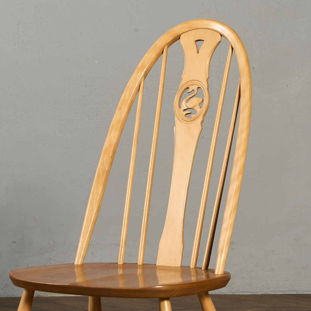 スワンバックチェア ラウンドメタルラベル