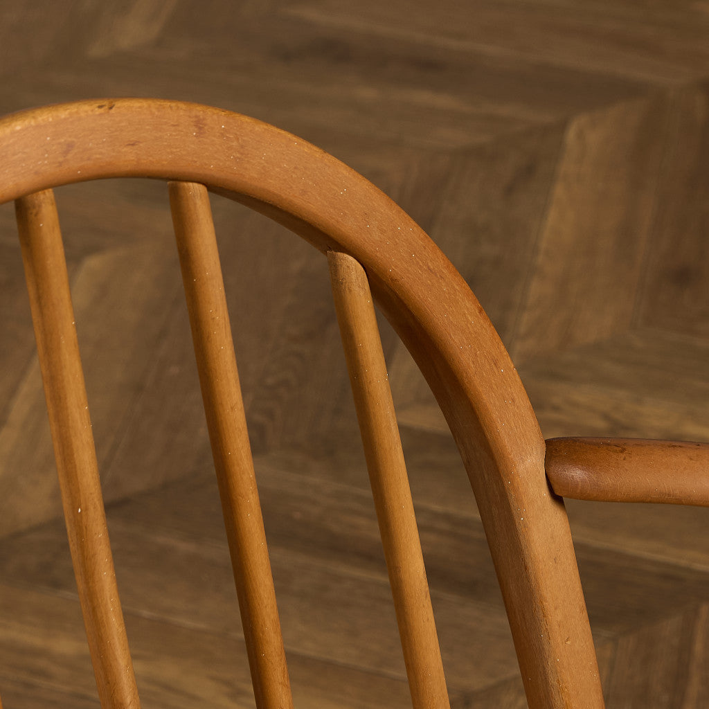 フープバックアームチェア