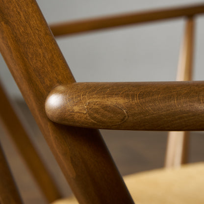 ヴィンテージ スワンバック ロッキングチェア ラウンド型メタルラベル