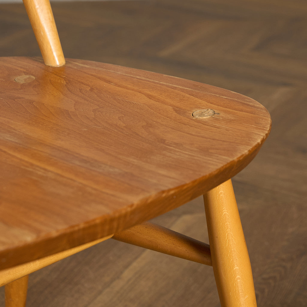 スワンバックチェア ラウンドメタルラベル