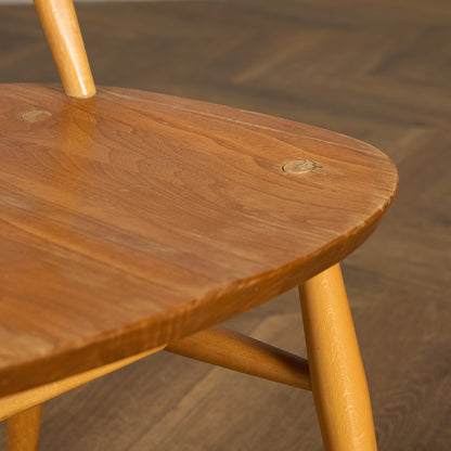 スワンバックチェア ラウンドメタルラベル