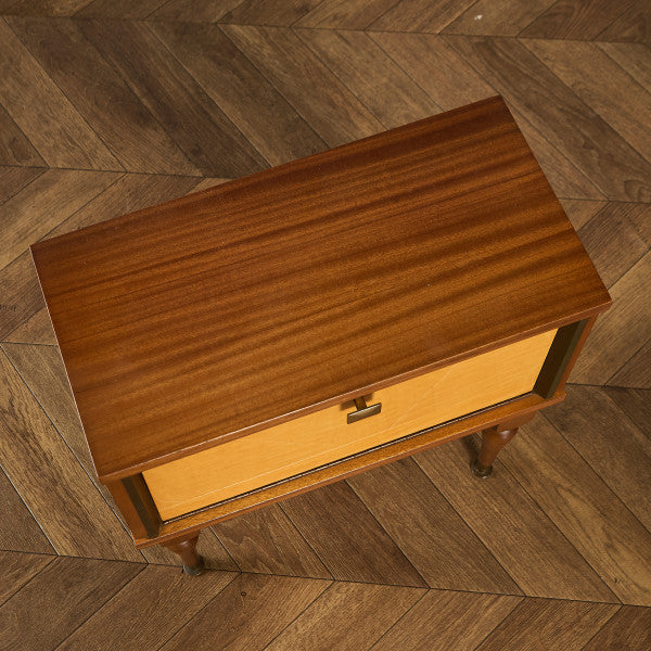 英国 ヴィンテージ ベッドサイドキャビネット