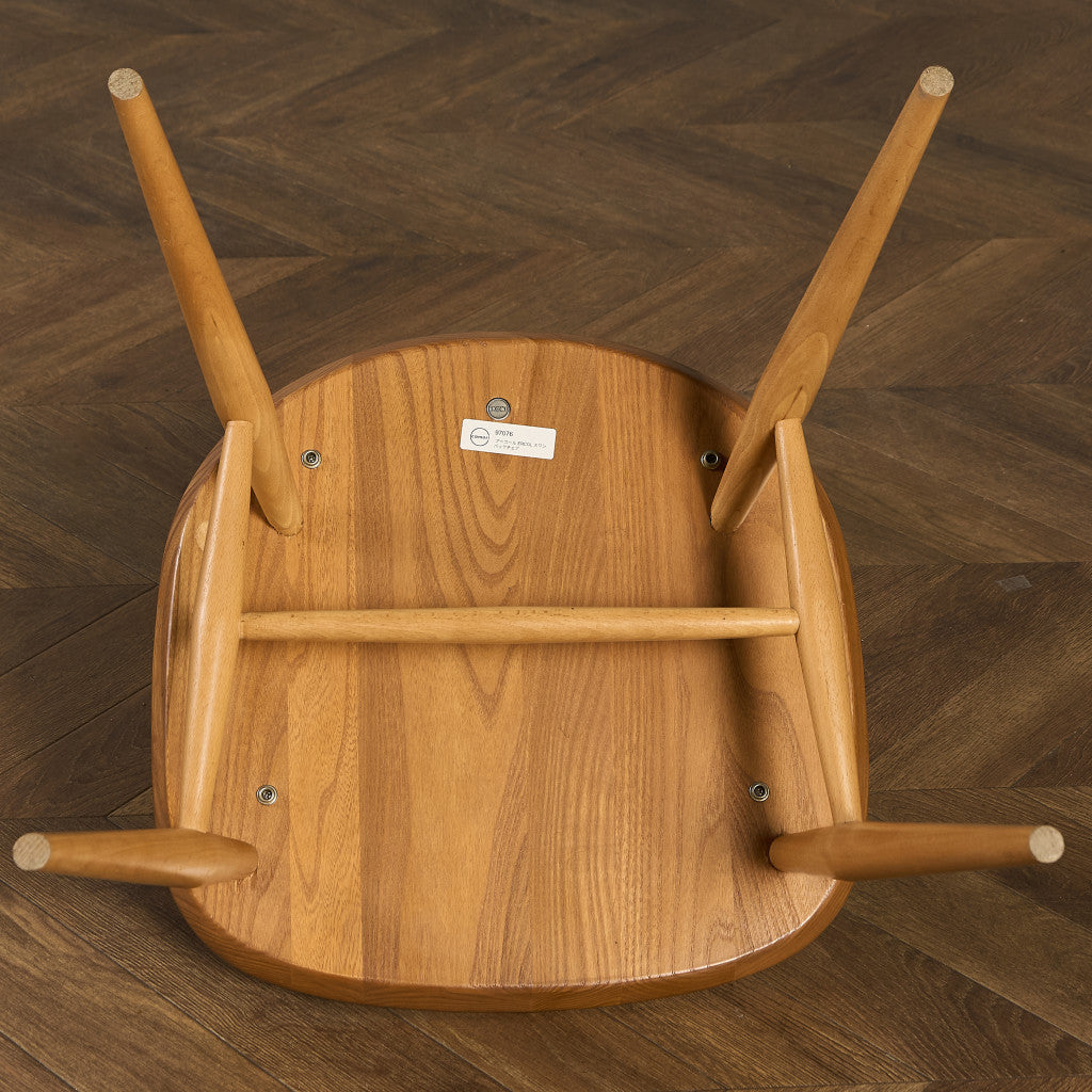 スワンバックチェア ラウンドメタルラベル