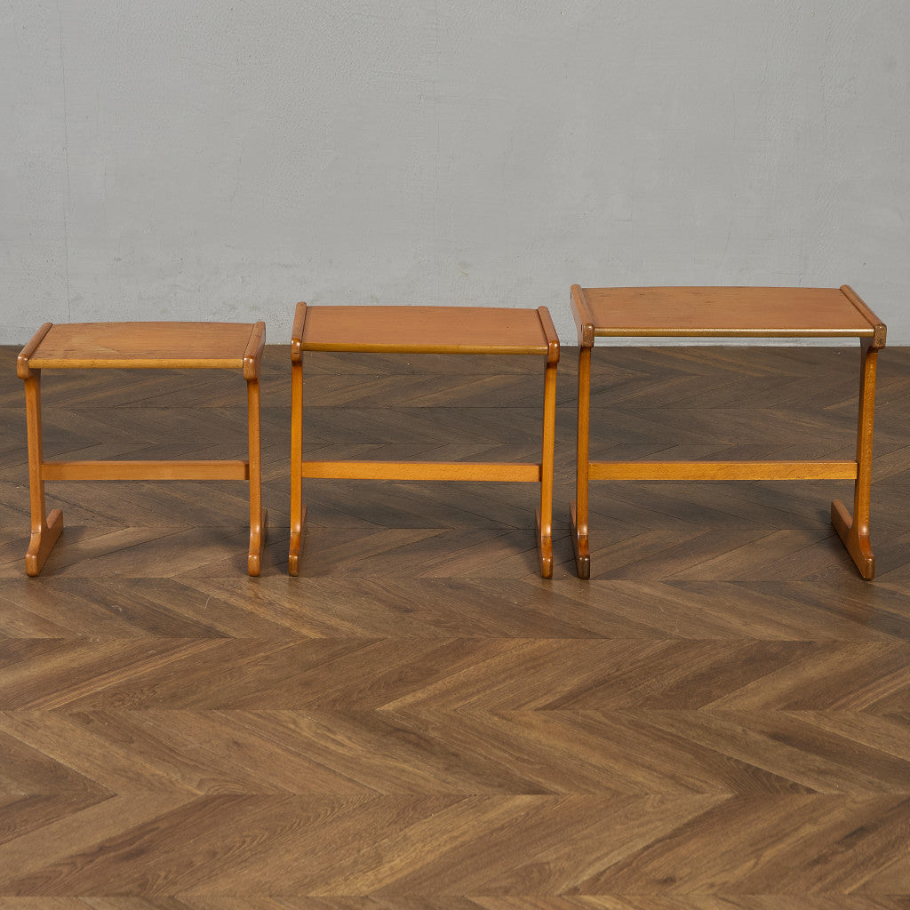 ルーマニア製 ヴィンテージ ネストテーブル