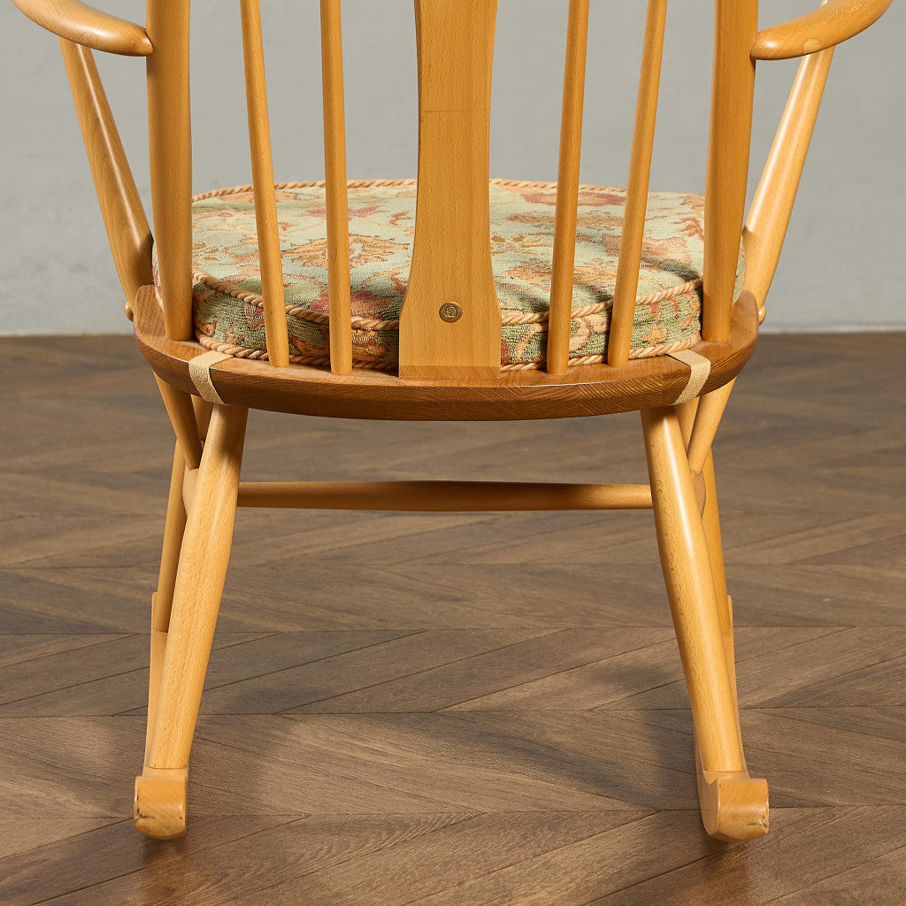 ヴィンテージ スワンバック ロッキングチェア ラウンド型メタルラベル