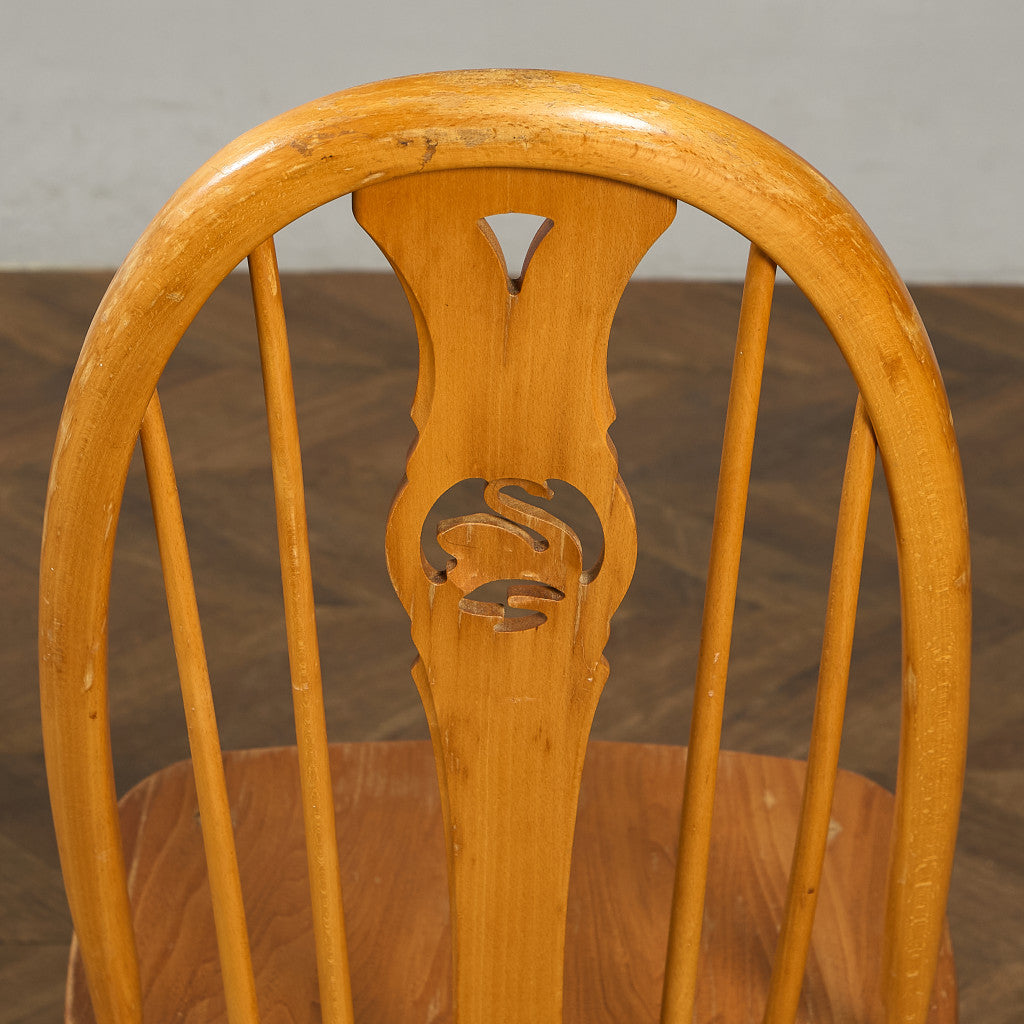 スワンバックチェア ラウンドメタルラベル