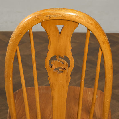 スワンバックチェア ラウンドメタルラベル